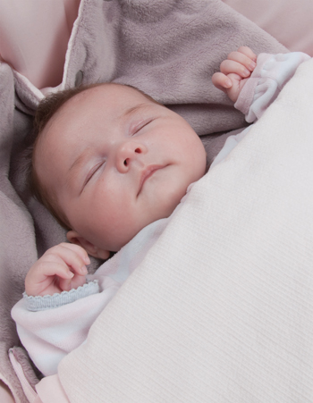 Baby mit Candide Decke